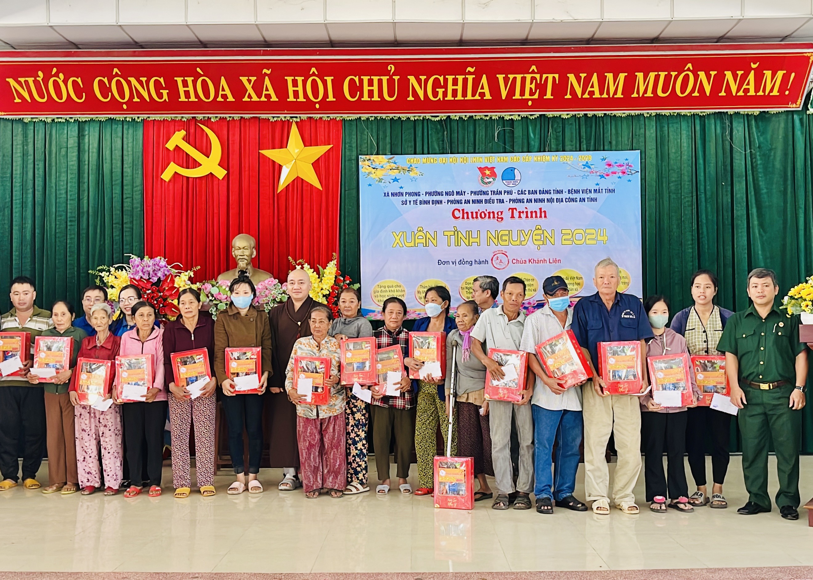 An Nhơn: Chùa Khánh Liên tặng quà nhân dịp Tết Giáp Thìn